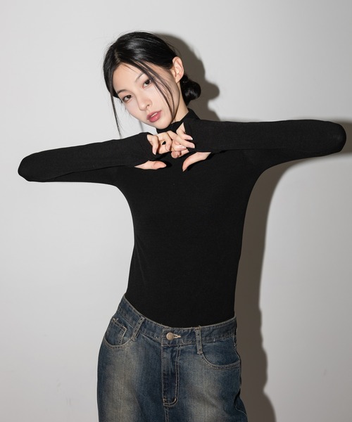FOLLOWIN(フォロウィン)の「もちもちハンドウォーマータートルネックTシャツ(Tシャツ/カットソー・レディース・ライトグレー/ブラック/ダークグリーン/ベージュ/ブラウン/アイボリー・FREE)」の3枚目の写真