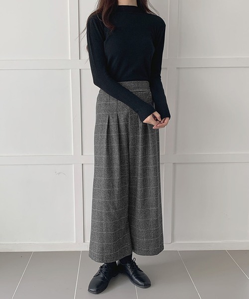 Jewelobe(ジュエローブ)の「クロップドタックワイドパンツ(スラックス・レディース・チャコールグレー/ライトグレー/グレー・S/M)」の8枚目の写真