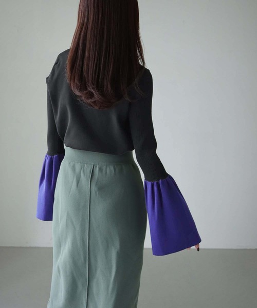 cheriella(シェリエラ)の「【cheriella】WEB限定配色フレアスリーブスウェットライクニット WEB LIMITED CONTRAST FLARE SLEEVE SWEAT-LIKE KNIT(ニット/セーター・レディース・カーキ/キナリ/ブラック×ブルー・M)」の4枚目の写真