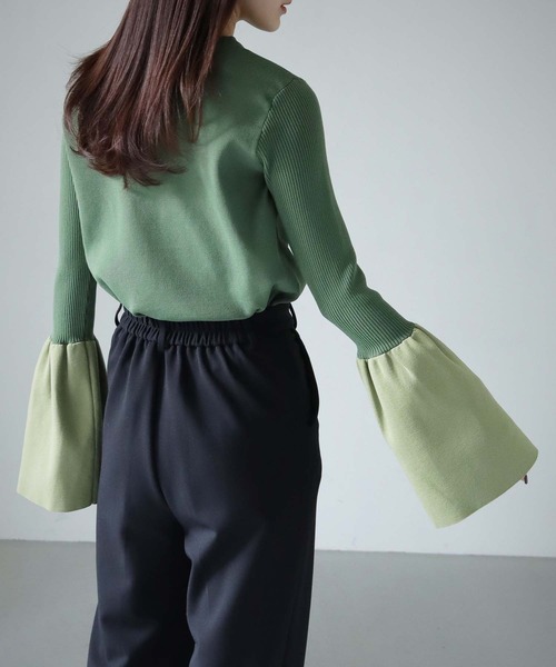cheriella(シェリエラ)の「【cheriella】WEB限定配色フレアスリーブスウェットライクニット WEB LIMITED CONTRAST FLARE SLEEVE SWEAT-LIKE KNIT(ニット/セーター・レディース・カーキ/キナリ/ブラック×ブルー・M)」の13枚目の写真