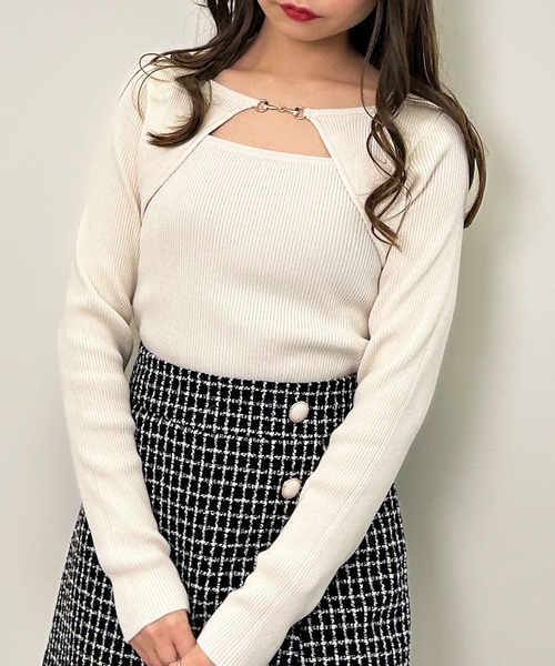 INGNI（イング）の「フロントビット付デコルテオープンニット（ニット/セーター・レディース・ブラック/サックスブルー/アイボリー/グレー系その他・M）」の2枚目の写真