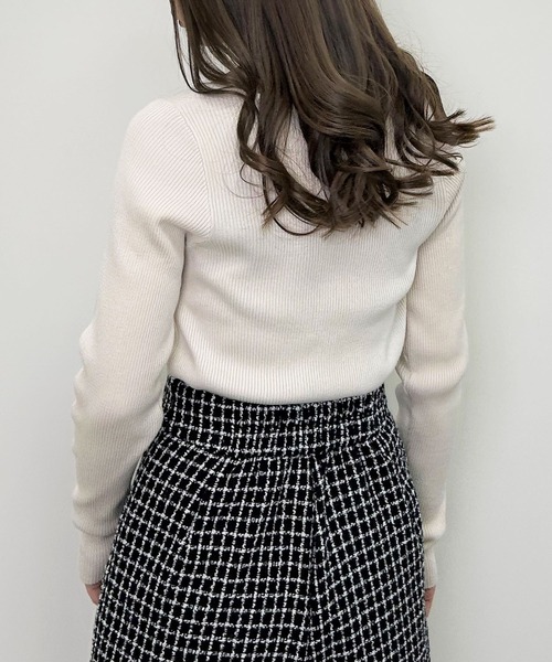 INGNI（イング）の「フロントビット付デコルテオープンニット（ニット/セーター・レディース・ブラック/サックスブルー/アイボリー/グレー系その他・M）」の11枚目の写真