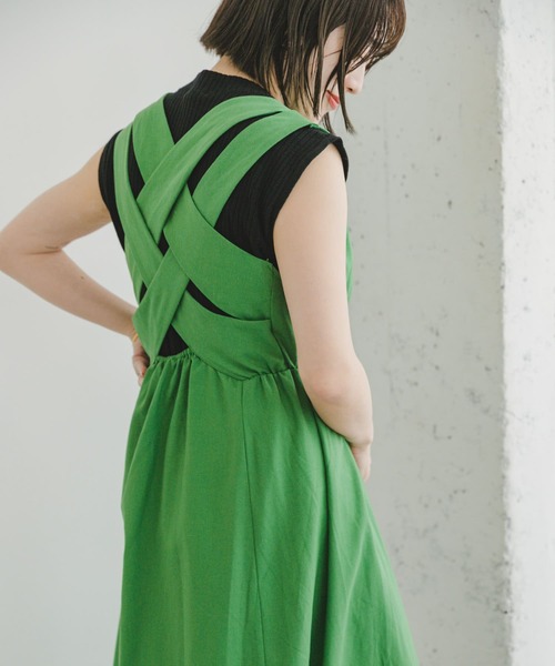 ITEMS URBANRESEARCH(アイテムズ アーバンリサーチ)の「バッククロスリネンワンピース(ジャンパースカート・レディース・パープル/モカ/グリーン系その他/ライトブルー/オレンジ/ブラック・SMALL/MEDIUM)」の3枚目の写真