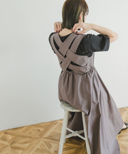 ITEMS URBANRESEARCH(アイテムズ アーバンリサーチ)の「バッククロスリネンワンピース(ジャンパースカート・レディース・パープル/モカ/グリーン系その他/ライトブルー/オレンジ/ブラック・SMALL/MEDIUM)」の1枚目の写真