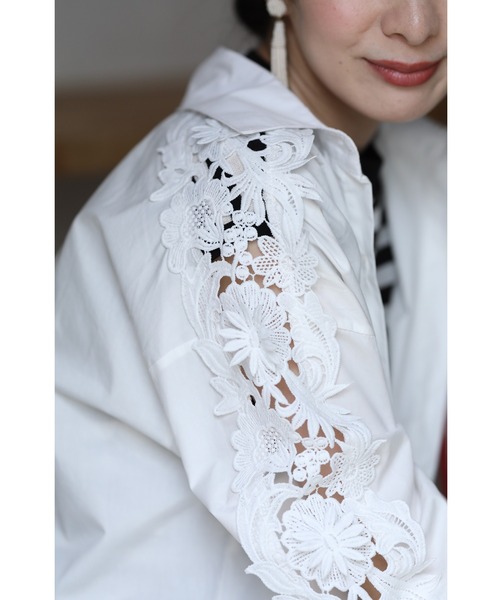 cawaii（カワイイ）の「肩から流れ咲くレリーフレースのロングシャツワンピース（ワンピース・レディース・ホワイト・FREE）」の12枚目の写真