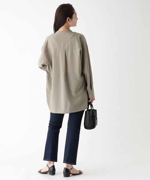 OPAQUE.CLIP（オペークドットクリップ）の「◆リラクシーバンドカラーシャツ【洗濯機洗い可】（シャツ/ブラウス・レディース・オフホワイト/ライトブルー/カーキ/チャコールグレー・38/40）」の6枚目の写真