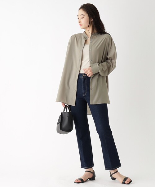 OPAQUE.CLIP（オペークドットクリップ）の「◆リラクシーバンドカラーシャツ【洗濯機洗い可】（シャツ/ブラウス・レディース・オフホワイト/ライトブルー/カーキ/チャコールグレー・38/40）」の7枚目の写真