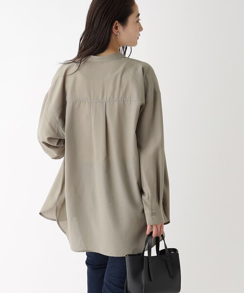 OPAQUE.CLIP（オペークドットクリップ）の「◆リラクシーバンドカラーシャツ【洗濯機洗い可】（シャツ/ブラウス・レディース・オフホワイト/ライトブルー/カーキ/チャコールグレー・38/40）」の9枚目の写真