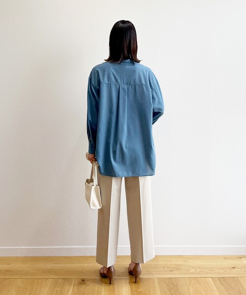 OPAQUE.CLIP（オペークドットクリップ）の「◆リラクシーバンドカラーシャツ【洗濯機洗い可】（シャツ/ブラウス・レディース・オフホワイト/ライトブルー/カーキ/チャコールグレー・38/40）」の20枚目の写真