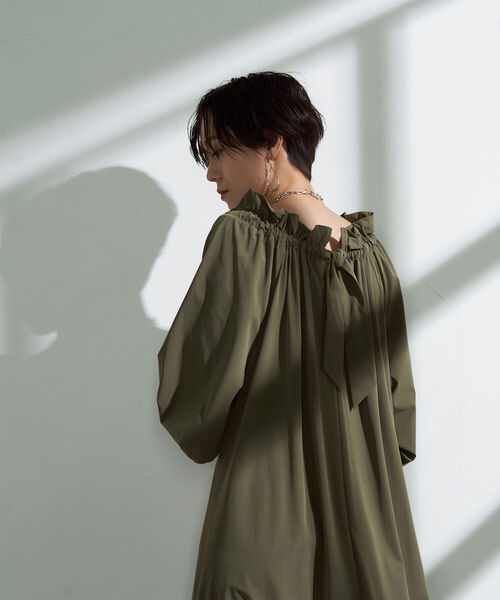 NOLLEY’S(ノーリーズ)の「◇【WEB限定】アクティビティシリーズ《高機能素材》撥水2WAYボリュームスリーブリボンワンピース(ワンピース・レディース・ブラック/ネイビー/オリーブ・FREE)」の19枚目の写真