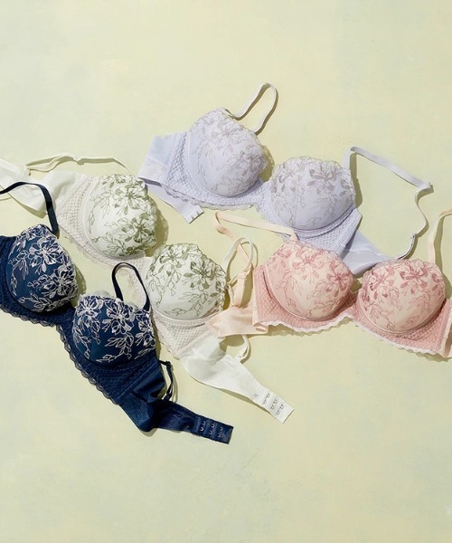 美品 アライヴン スポーツリチャージ パイピング格子柄タイプ AMOSTYLE BY Triumph（アモスタイルバイトリンプ）の