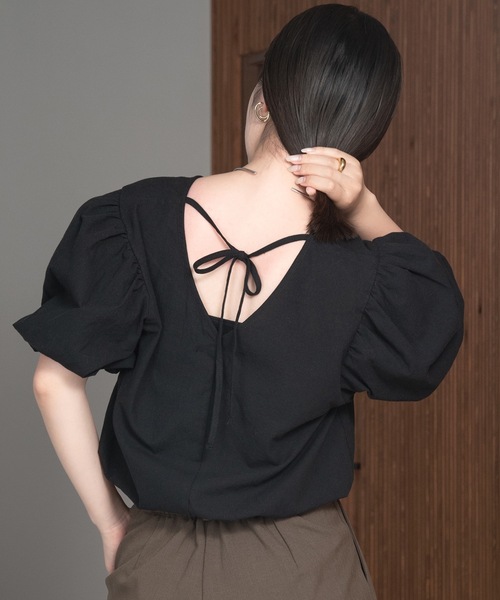 lawgy（ラウジー）の「back ribbon short blouse / バックリボンショートブラウス（シャツ/ブラウス・レディース・ホワイト/ブラック/ベージュ・FREE）」の2枚目の写真