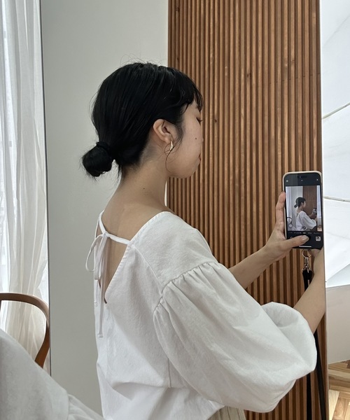 lawgy（ラウジー）の「back ribbon short blouse / バックリボンショートブラウス（シャツ/ブラウス・レディース・ホワイト/ブラック/ベージュ・FREE）」の7枚目の写真