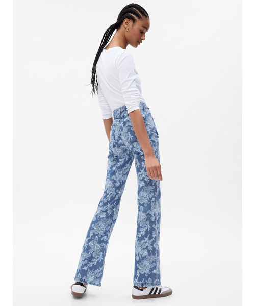 GAP（ギャップ）の「Gap × Loveshackfancy ウォッシュウェル フローラル ハイライズ ‘70Sフレアデニム（デニムパンツ・レディース・ライトインディゴブルー・26/24/23/30/25/27/29/28）」の2枚目の写真