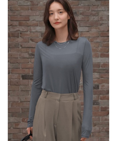 STYLE DELI（スタイルデリ）の「【シルキーシアー】インナークルーネックトップス（Tシャツ/カットソー・レディース・チャコールグレー/ホワイト系/ライトブラウン/ライトグレー・SMALL/MEDIUM）」の5枚目の写真