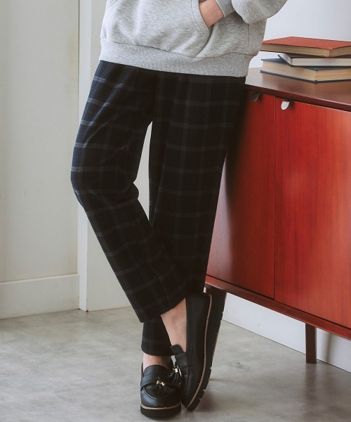 nissen(ニッセン)の「両面起毛タックテーパードパンツ(ストレッチ素材)(スラックス・レディース・アイボリー/ネイビー系/グリーン/ブラック/ブラウン系/ブラック系1/グレー系1/ブラウン系1/ベージュ系1・S/M/LL/L/3L)」の9枚目の写真