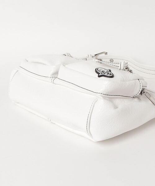 Basic Pleasure Mode(ベーシックプレジャーモード)の「ストリートファッション Y2Kファッション Basic Pleasure Mode ベーシックプレジャーモード WHITE RUSSIAN SHOULDER BAG バッグ ショルダーバッグ エアポッズポケット エアポッズ ポーチ フェイクレザー 肩掛けバッグ ファッション小物(ショルダーバッグ・レディース・ホワイト・ONE SIZE)」の9枚目の写真