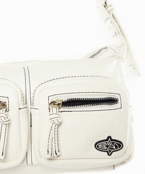 Basic Pleasure Mode(ベーシックプレジャーモード)の「ストリートファッション Y2Kファッション Basic Pleasure Mode ベーシックプレジャーモード WHITE RUSSIAN SHOULDER BAG バッグ ショルダーバッグ エアポッズポケット エアポッズ ポーチ フェイクレザー 肩掛けバッグ ファッション小物(ショルダーバッグ・レディース・ホワイト・ONE SIZE)」の7枚目の写真