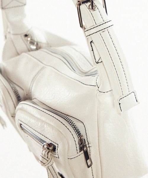 Basic Pleasure Mode(ベーシックプレジャーモード)の「ストリートファッション Y2Kファッション Basic Pleasure Mode ベーシックプレジャーモード WHITE RUSSIAN SHOULDER BAG バッグ ショルダーバッグ エアポッズポケット エアポッズ ポーチ フェイクレザー 肩掛けバッグ ファッション小物(ショルダーバッグ・レディース・ホワイト・ONE SIZE)」の6枚目の写真
