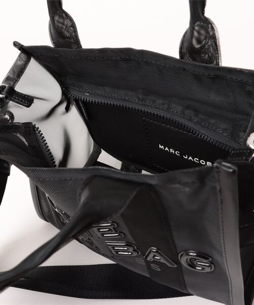 MARC JACOBS（マークジェイコブス）の「THE MESH SMALL TOTE BAG/ザ メッシュ スモール トート バッグ（トートバッグ・レディース・ブラック/ホワイト/ピンク・ONE SIZE）」の21枚目の写真