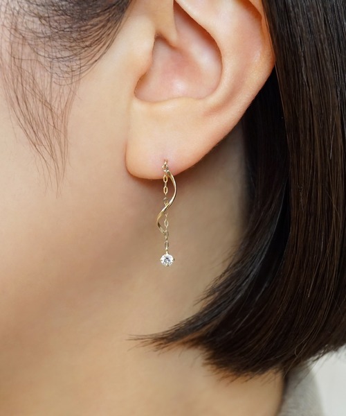 K10 キラ ヒネリ スイングピアス( YG)（ピアス（両耳用