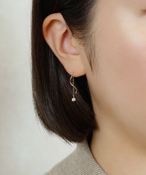 K10 キラ ヒネリ スイングピアス( YG)（ピアス（両耳用