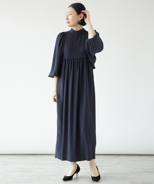 VERMEIL par iena（ヴェルメイユパーイエナ）の「《追加2》アセテートバックサテンジョーゼットワンピース（ワンピース・レディース・ブラック/ネイビー・FREE）」の4枚目の写真