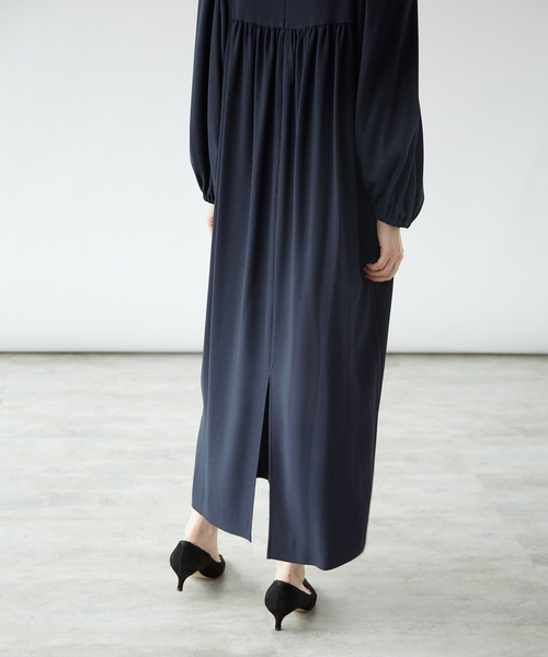 VERMEIL par iena（ヴェルメイユパーイエナ）の「《追加2》アセテートバックサテンジョーゼットワンピース（ワンピース・レディース・ブラック/ネイビー・FREE）」の10枚目の写真