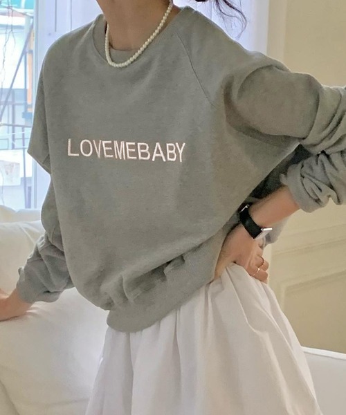 LYEON（リヨン）の「LOVEMEBABYロゴ刺繍裏毛スウェット（スウェット・レディース・グレー/ネイビー/ピンク・FREE）」の4枚目の写真