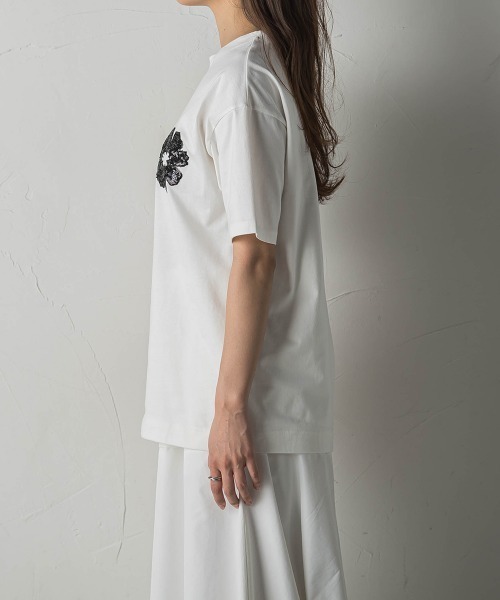 MAYSON GREY(メイソングレイ)の「スパンコール刺繍フラワーモチーフTシャツ(Tシャツ/カットソー・レディース・ホワイト/ブラック・M)」の3枚目の写真