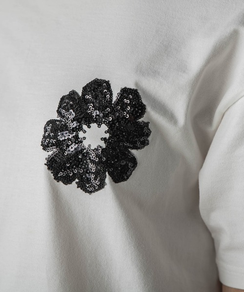 MAYSON GREY(メイソングレイ)の「スパンコール刺繍フラワーモチーフTシャツ(Tシャツ/カットソー・レディース・ホワイト/ブラック・M)」の5枚目の写真