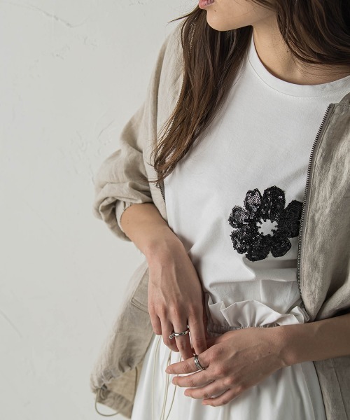 MAYSON GREY(メイソングレイ)の「スパンコール刺繍フラワーモチーフTシャツ(Tシャツ/カットソー・レディース・ホワイト/ブラック・M)」の9枚目の写真