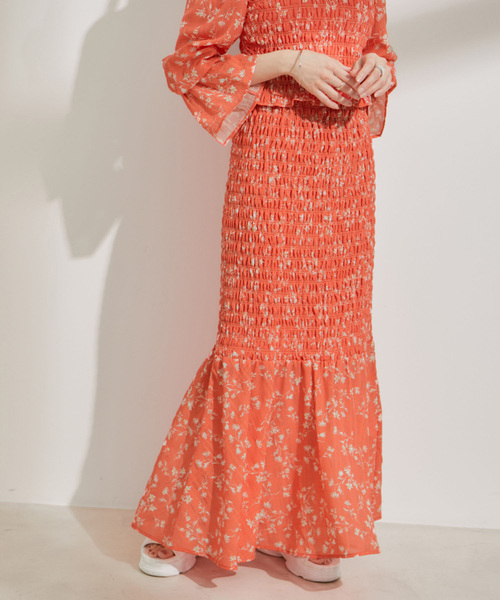 VIS(ビス)の「【セットアップ対応】花柄シャーリングロングスカート(スカート・レディース・オレンジ系その他/ブラック系その他・S/M)」の1枚目の写真