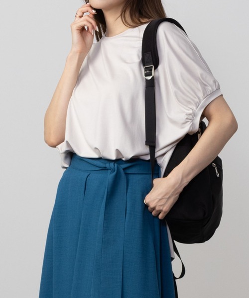 HusHusH(ハッシュアッシュ)の「HusHusH ハッシュアッシュ ドルマンチュニックプルオーバー(Tシャツ/カットソー・レディース・グレイッシュベージュ/サックスブルー/ブラック/チャコールグレー・L/M/S)」の3枚目の写真