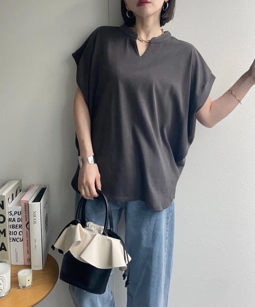 ap retro(アプレトロ)の「キーネックデザインプルオーバー(Tシャツ/カットソー・レディース・ベージュ/ブラック/アイボリー/チャコールグレー/グリーン・MEDIUM/FREE)」の3枚目の写真