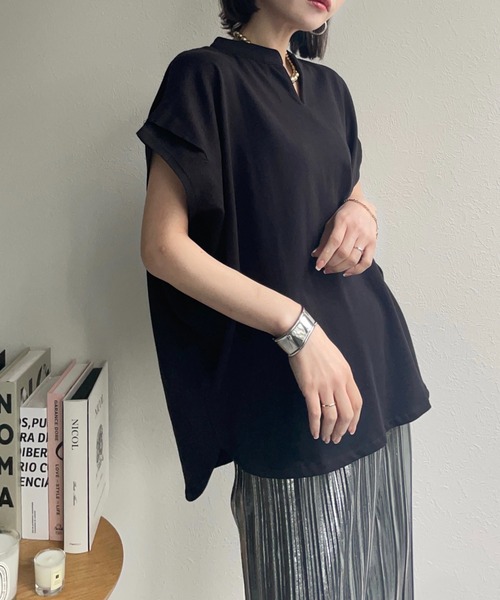 ap retro(アプレトロ)の「キーネックデザインプルオーバー(Tシャツ/カットソー・レディース・ベージュ/ブラック/アイボリー/チャコールグレー/グリーン・MEDIUM/FREE)」の2枚目の写真
