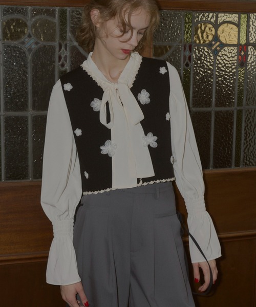 idem（イデム）の「tulle flower knit vest / チュールフラワー付きニットベスト（ベスト・レディース・グレー/ブラック・FREE）」の6枚目の写真