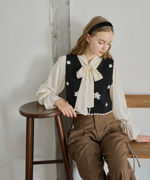 idem（イデム）の「tulle flower knit vest / チュールフラワー付きニットベスト（ベスト・レディース・グレー/ブラック・FREE）」の8枚目の写真