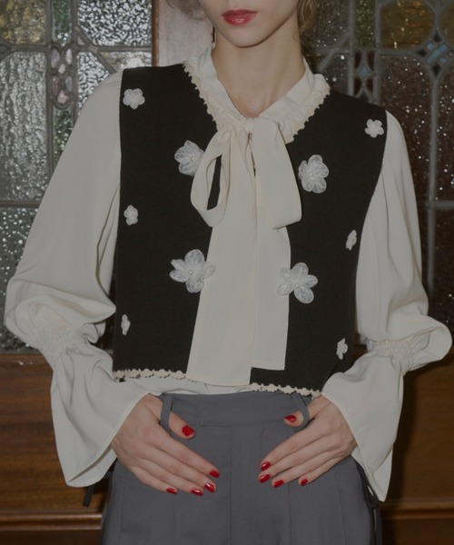 idem（イデム）の「tulle flower knit vest / チュールフラワー付きニットベスト（ベスト・レディース・グレー/ブラック・FREE）」の4枚目の写真
