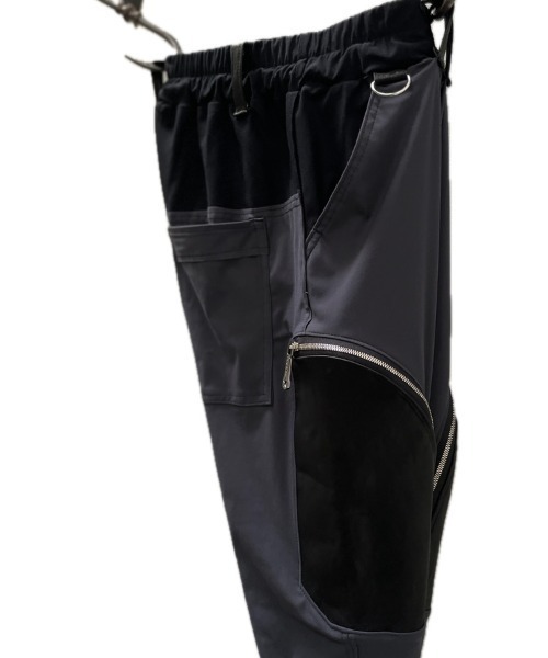 FranCisT_MOR.K.S.(フランシストモークス)の「FranCisT_MOR.K.S./フランシスト モークス/MERYL HI TENSION x ST.LEATHER DEVICE CARGO PANTS#GRAY × BLACK(カーゴパンツ・メンズ・グレー・2/3/4)」の3枚目の写真