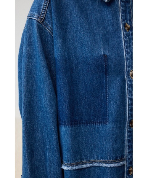 AZUL by moussy（アズールバイマウジー）の「デニムビッグシャツ（シャツ/ブラウス・レディース・ダークブルー/ライトブルー・FREE）」の6枚目の写真