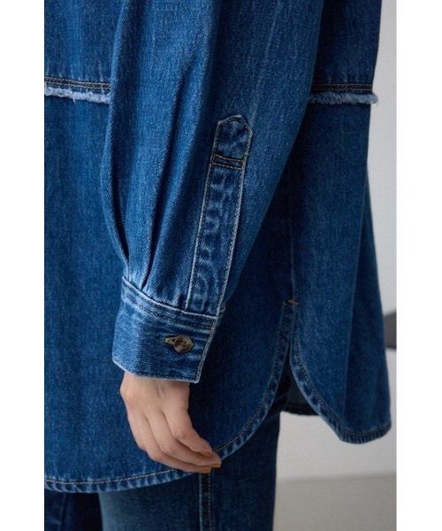 AZUL by moussy（アズールバイマウジー）の「デニムビッグシャツ（シャツ/ブラウス・レディース・ダークブルー/ライトブルー・FREE）」の5枚目の写真