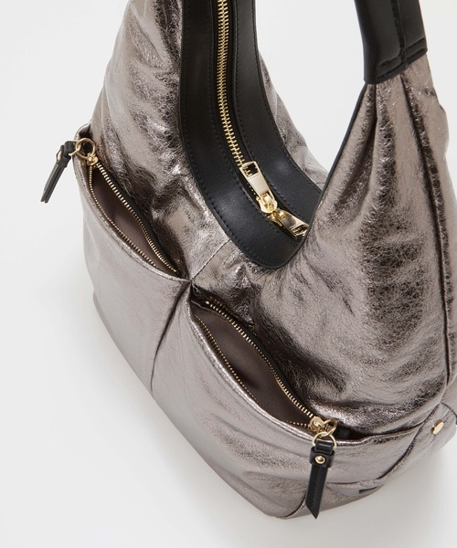 TREASURE TOPKAPI（トレジャートプカピ）の「【TREASURE TOPKAPI】メタリック ポケットデザイン ワンハンドル バッグ（ハンドバッグ・レディース・アンティークシルバー/ブラック・FREE）」の15枚目の写真