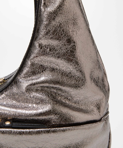 TREASURE TOPKAPI（トレジャートプカピ）の「【TREASURE TOPKAPI】メタリック ポケットデザイン ワンハンドル バッグ（ハンドバッグ・レディース・アンティークシルバー/ブラック・FREE）」の22枚目の写真