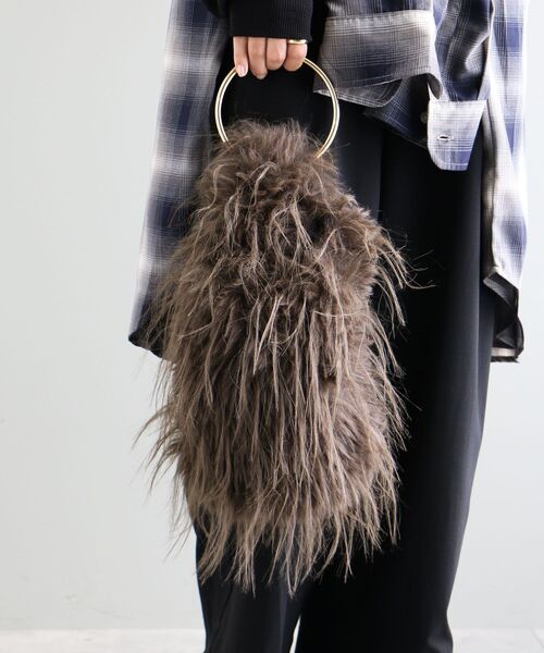 CRAFT STANDARD BOUTIQUE（クラフトスタンダードブティック）の「リングハンドルフェイクファーバッグ（ハンドバッグ・レディース・ホワイト/ダークブラウン・FREE）」の2枚目の写真