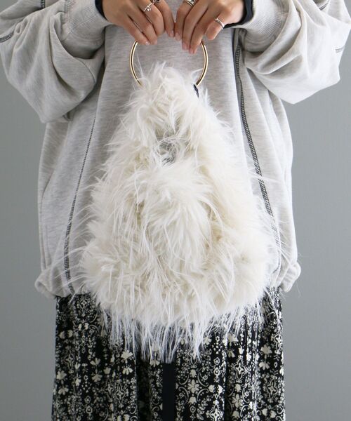 CRAFT STANDARD BOUTIQUE（クラフトスタンダードブティック）の「リングハンドルフェイクファーバッグ（ハンドバッグ・レディース・ホワイト/ダークブラウン・FREE）」の4枚目の写真