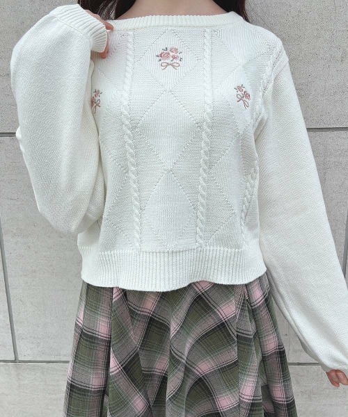F i.n.t（フィント）の「ローズミニブーケ刺繍ニットプルオーバー/fint（ニット/セーター・レディース・オフホワイト/ライトグレー・FREE）」の5枚目の写真