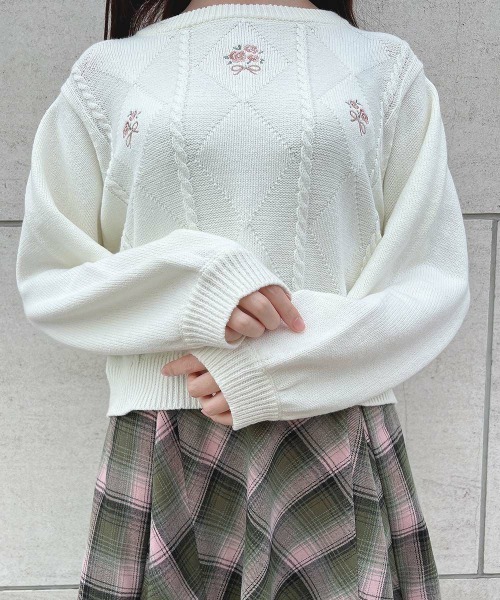 F i.n.t（フィント）の「ローズミニブーケ刺繍ニットプルオーバー/fint（ニット/セーター・レディース・オフホワイト/ライトグレー・FREE）」の6枚目の写真