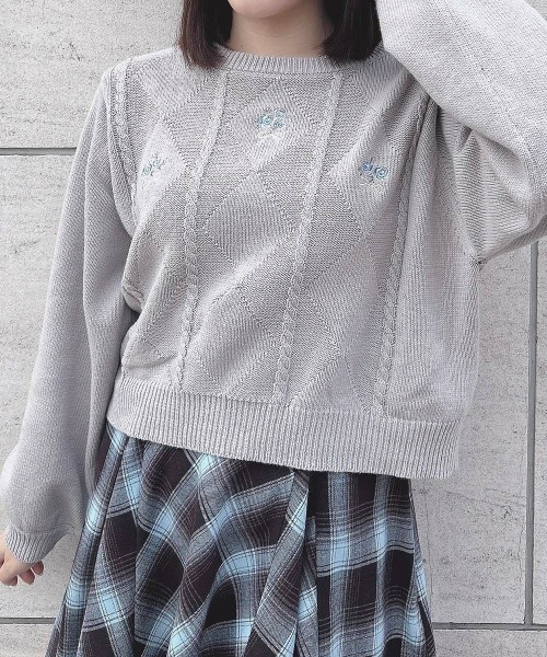 F i.n.t（フィント）の「ローズミニブーケ刺繍ニットプルオーバー/fint（ニット/セーター・レディース・オフホワイト/ライトグレー・FREE）」の9枚目の写真