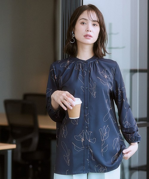 7days Life Styling(セブンデイズライフスタイリング)の「【UVカット/速乾】ストレッチパウダーサテン線画フラワー柄バンドカラー長袖ブラウス(シャツ/ブラウス・レディース・オフホワイト/ネイビー・6L/5L/4L/3L/LL/L/M/S)」の2枚目の写真